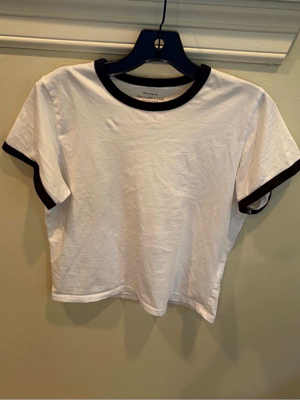 Abercrombie & Fitch White crop Tee with Black Trim Sz XS preowned